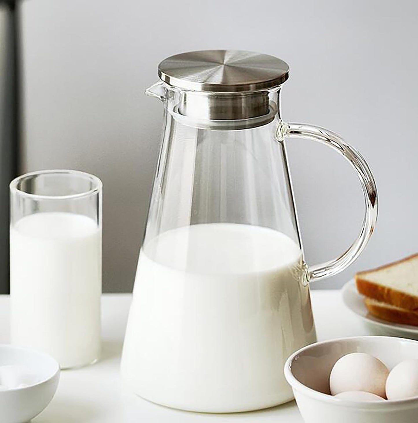 WUWEOT 2 Liter Glaskaraffe Wasserkaraffe mit Edelstahl Deckel und Ausgießer Karaffe aus Glas Wasserkrug Saftkrug Getränkekrug für Hausgemachte Getränke Wasser Milch Kaffee Wein Eistee Saft