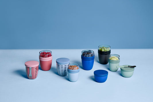 Mepal Müslibecher to go, praktischer Joghurtbecher to go - Unterteilung für Joghurt & Müsli - Geeignet für Gefrierschrank, Mikrowelle & Spülmaschine - 500 ml + 200 ml - Nordic Sage