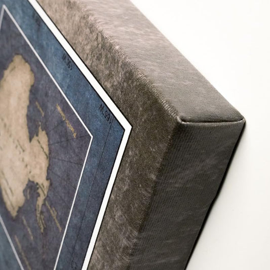 Hochwertige Canvas Weltkarte mit Kork-Pinnwand - Englische Beschriftung - Dekorative Wanddeko für alle Zimmer - Leinwandbilder mit Weltkarte Motiv (120x80 cm, Muster 13)