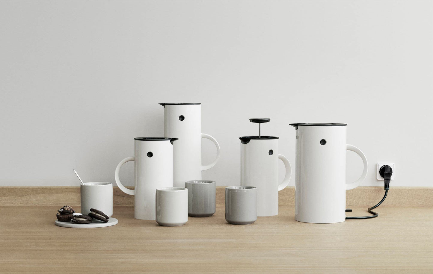 Stelton Isolierkanne EM77 - Doppelwandige Isolierkanne für heiße/kalte Getränke - Tee- & Kaffeekanne mit Glaseinsatz, Magnetverschluss, Schraubdeckel, Vintage-Design - 1 Liter, Weiß