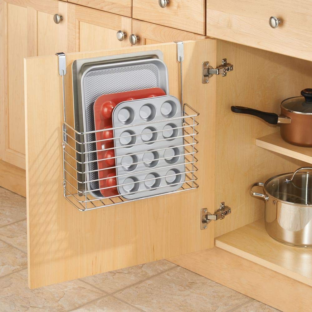 mDesign kleine Aufbewahrungskorb zum Aufhängen – praktischer Schrankorganizer für den Küchenschrank – Küchenablage für Schranktür zur Aufbewahrung von Küchenutensilien – silberfarben