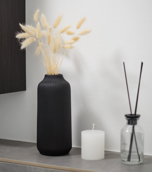 flature Keramik Vase mit Rillen - für Pampasgras als Boho Deko, kleine Vase Schwarz Matt 21cm hoch für Flowers, Wohnungsdeko für frische Blumen, Trockenblumen, Esstisch, Büro (Gr.M)