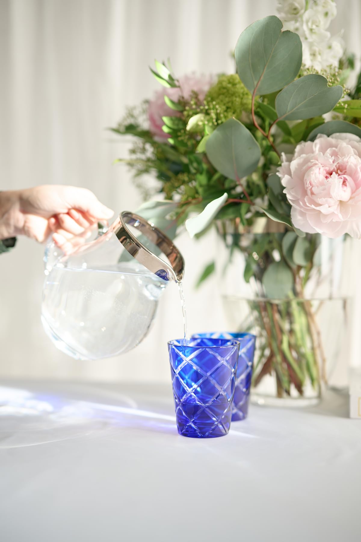 EDZARD Glaskaraffe Olivia, feiner Kristallglas Krug mit Platinrand, Füllvolumen 1,0 Liter, Höhe 16 cm