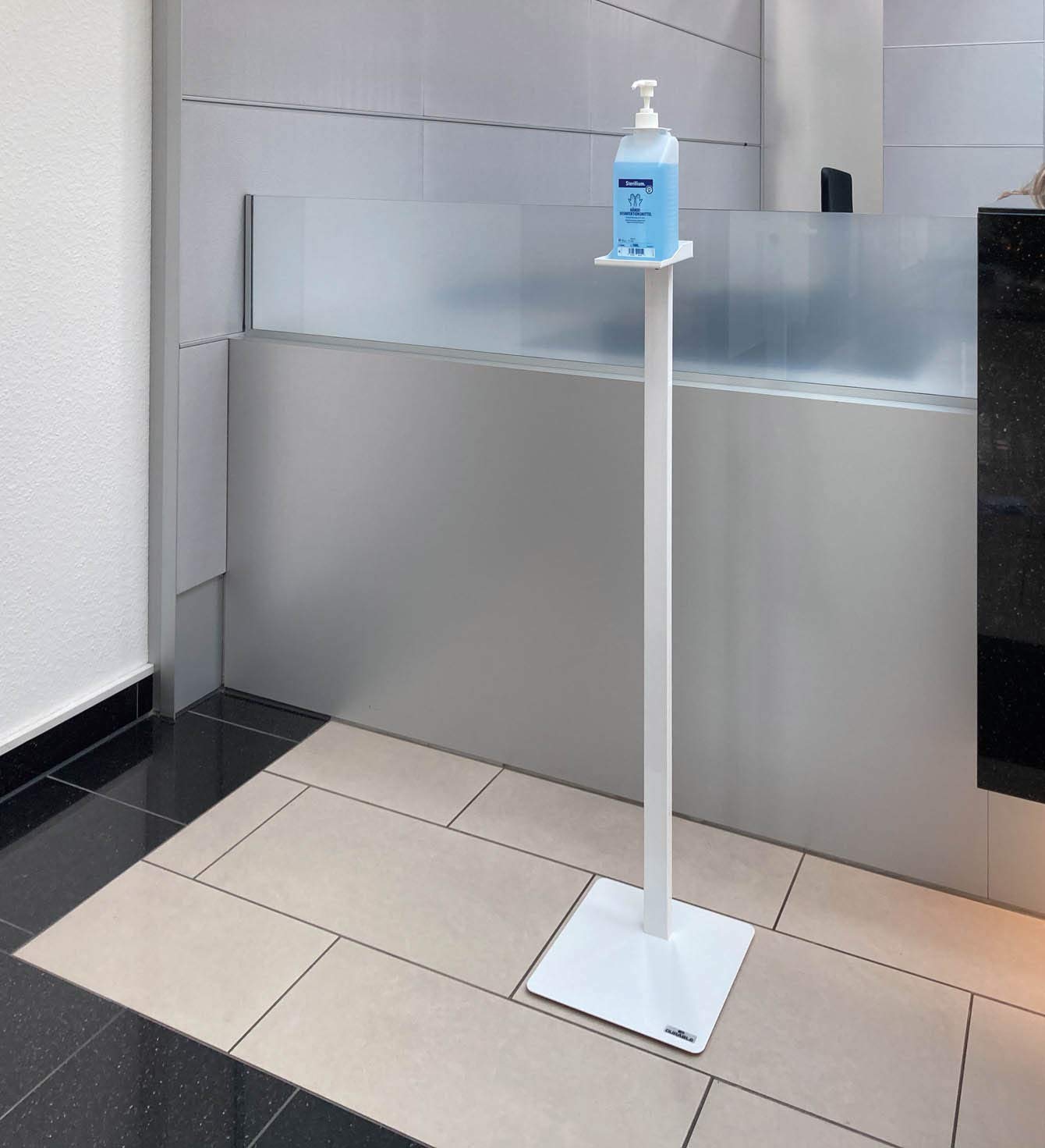 Durable Desinfektionssäule mit Flaschenhalterung, flexible Anpassung an Flaschengrößen bis 1000 ml, weiß, 589702
