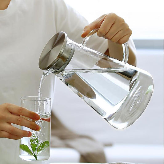 WUWEOT 2 Liter Glaskaraffe Wasserkaraffe mit Edelstahl Deckel und Ausgießer Karaffe aus Glas Wasserkrug Saftkrug Getränkekrug für Hausgemachte Getränke Wasser Milch Kaffee Wein Eistee Saft