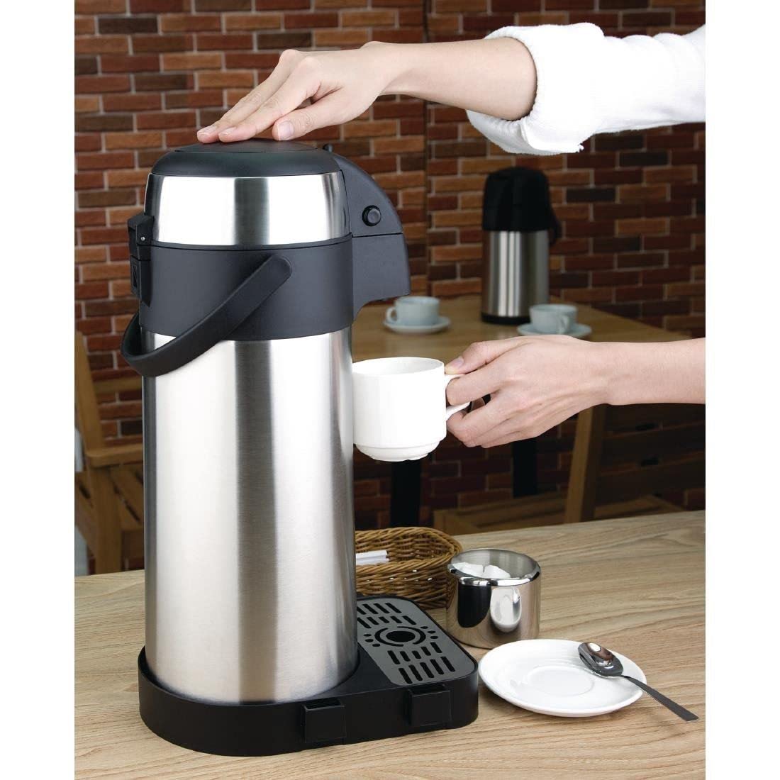Olympia Pump Action Airpot Heißgetränkespender 5 Liter, Edelstahl, doppelwandig vakuumisoliert, Restaurant Frühstück Mittagessen Buffet und Heimgebrauch, Tee und Kaffee Thermos | DL164
