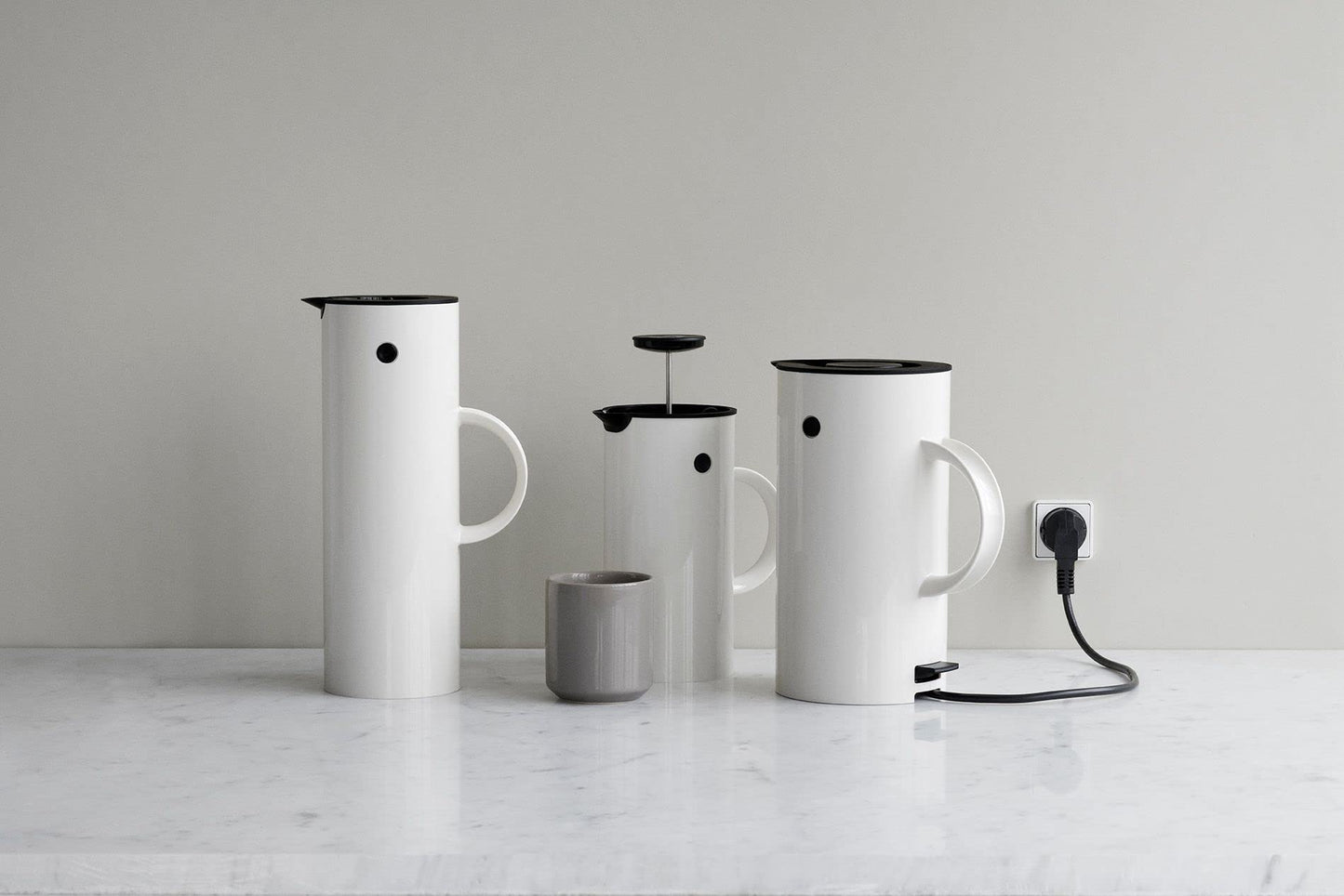 Stelton Isolierkanne EM77 - Doppelwandige Isolierkanne für heiße/kalte Getränke - Tee- & Kaffeekanne mit Glaseinsatz, Magnetverschluss, Schraubdeckel, Vintage-Design - 1 Liter, Weiß