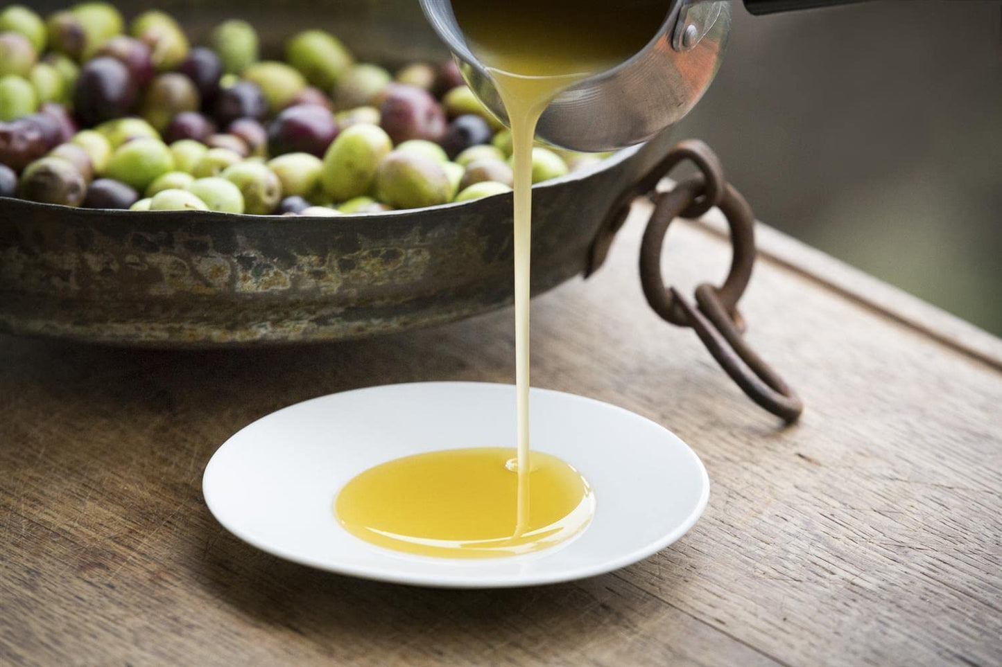 Jordan Olivenöl | Natives Olivenöl Extra [1 Liter - Kanister] - von der griechischen Insel Lesbos | traditionelle Handernte | Kaltextraktion am Tag der Ernte | Kanister im Retro-Design mit Ausgießer