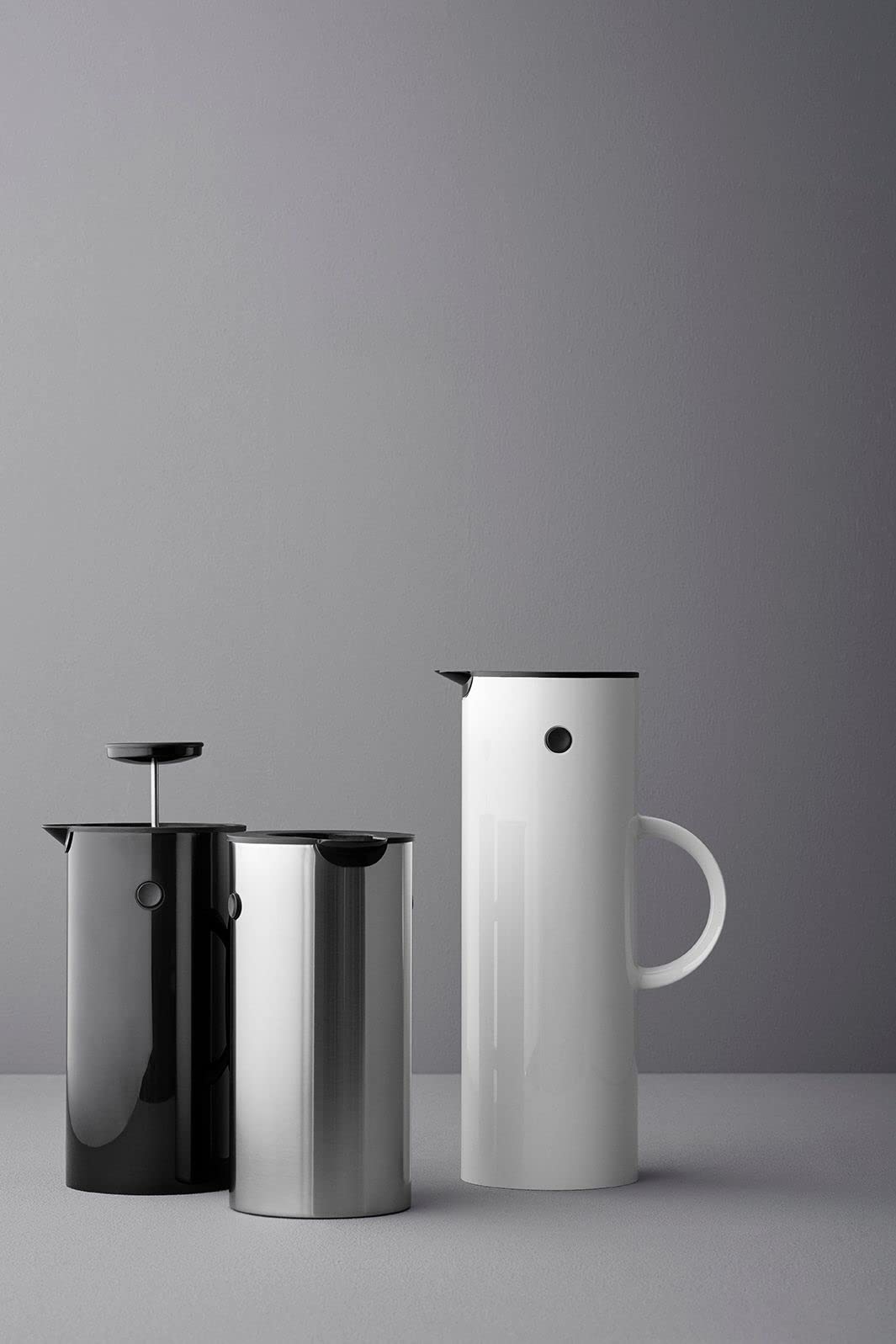 Stelton Isolierkanne EM77 - Doppelwandige Isolierkanne für heiße/kalte Getränke - Tee- & Kaffeekanne mit Glaseinsatz, Magnetverschluss, Schraubdeckel, Vintage-Design - 1 Liter, Weiß