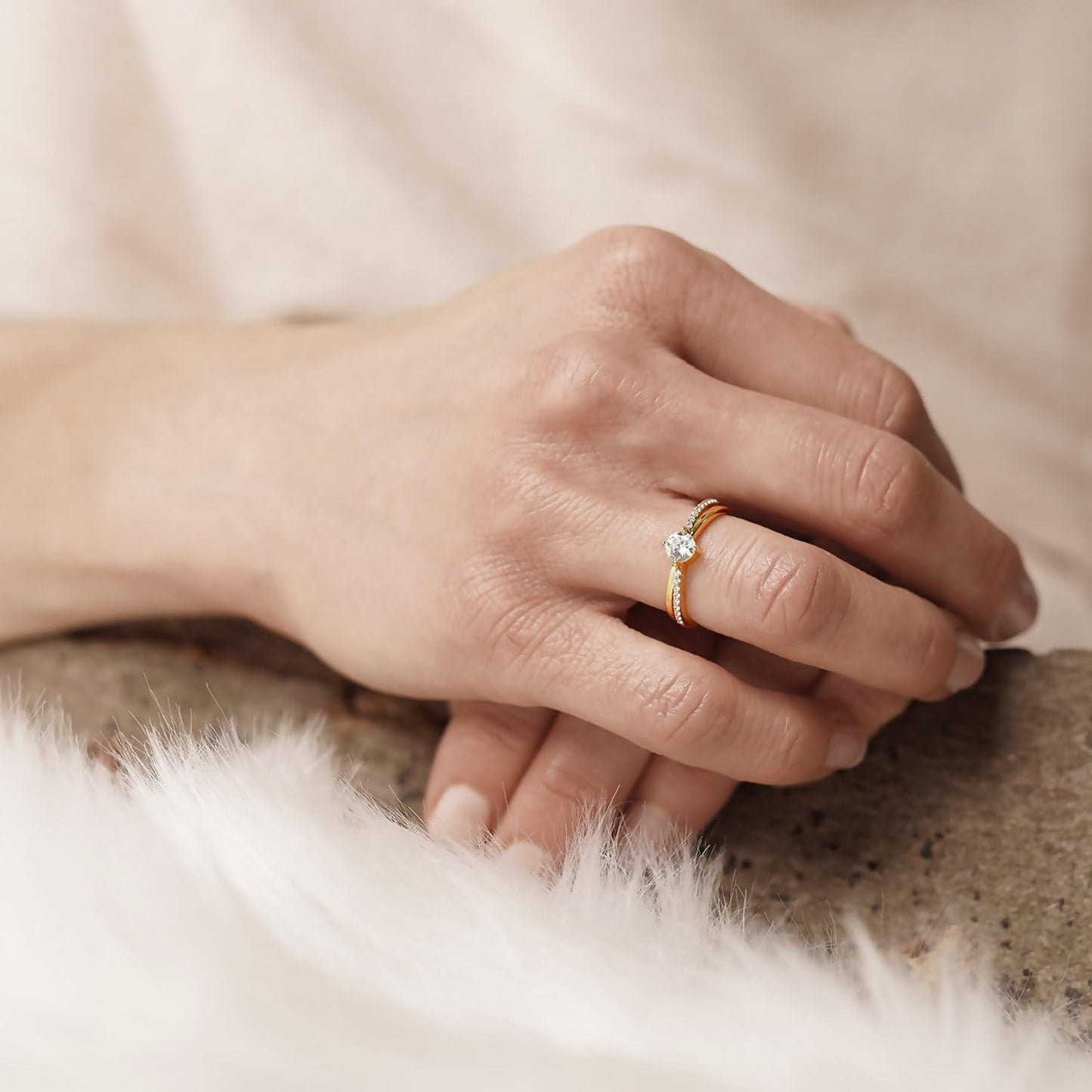 GLIZZ Damenring Gold 333/8K mit Zirkonia elegantes Schmuckstück für modische Frauen, zauberhaftes Accessoire GL8806-52 Ringgröße 52/16,6
