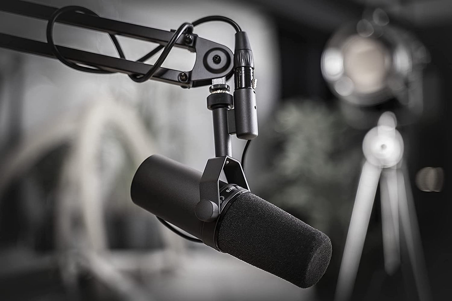 Shure SM7B Dynamisches Gesangsmikrofon für Rundfunk, Podcast und Aufnahmen, XLR-Studiomikrofon für Musik und Sprache, breiter Frequenzbereich, Warmer und weicher Klang - Schwarz