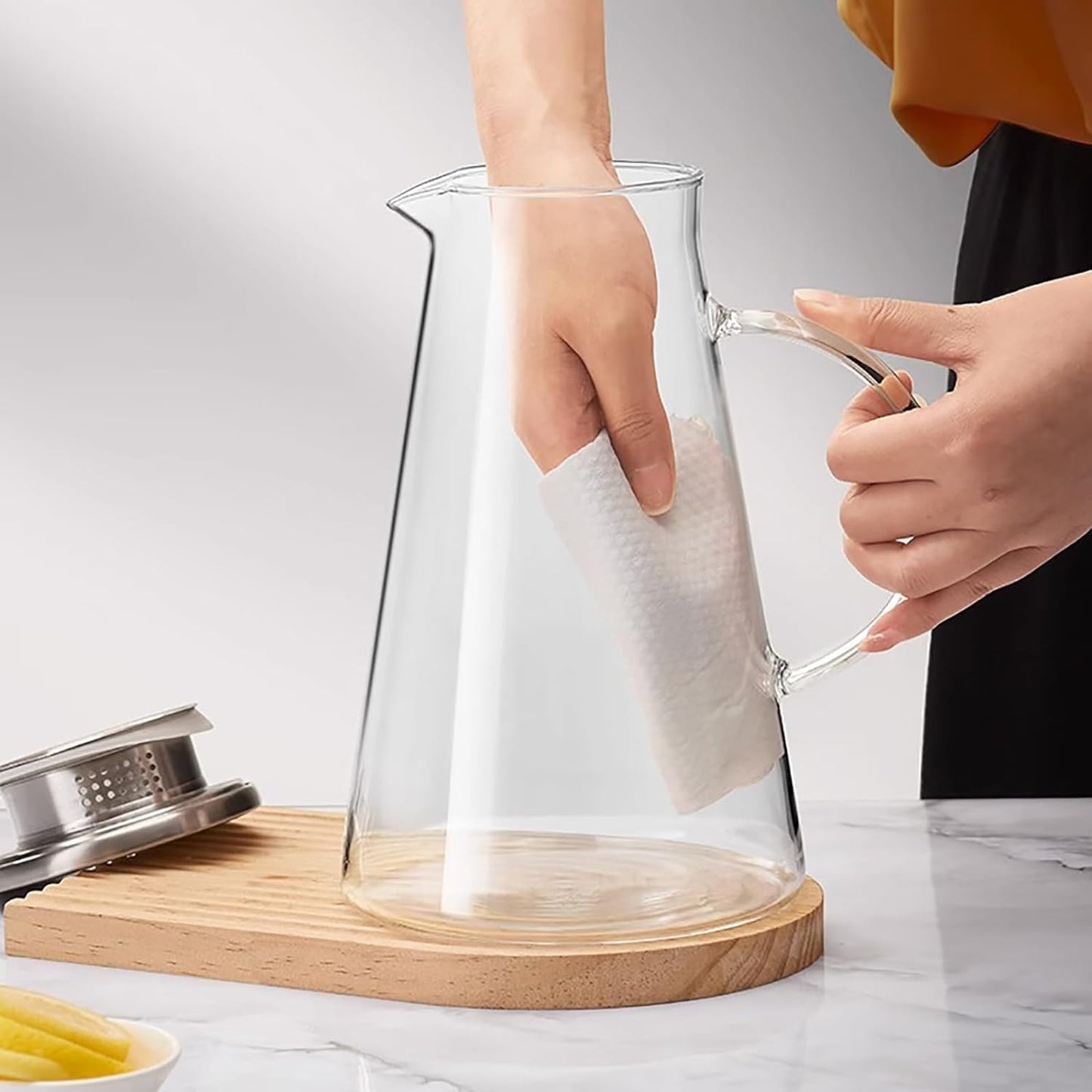 WUWEOT 2 Liter Glaskaraffe Wasserkaraffe mit Edelstahl Deckel und Ausgießer Karaffe aus Glas Wasserkrug Saftkrug Getränkekrug für Hausgemachte Getränke Wasser Milch Kaffee Wein Eistee Saft