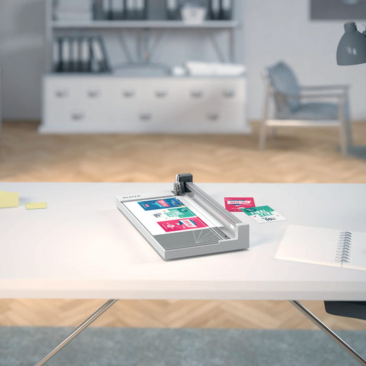 Leitz Precision Home Office Rollenschneider A4, schneidet bis zu 10 Blatt, Papierschneidemaschine mit 305 mm Schnittlänge, feste Klinge für geraden Schnitt & Ausrichthilfe, 90260000