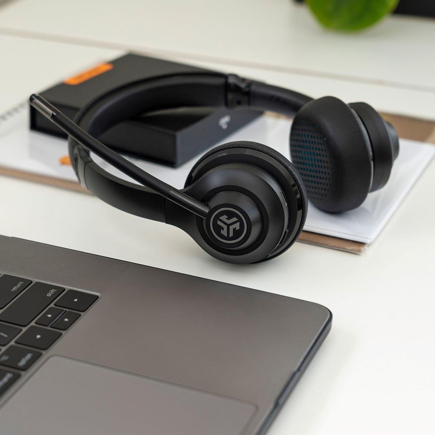 JLab Go Work Headset mit Mikrofon Bluetooth, 45+ Std. Akku, On Ear Wireless Headset mit Mikrofon und Multipoint, Kabellos oder mit Kabel, für PC, Handy, Büro