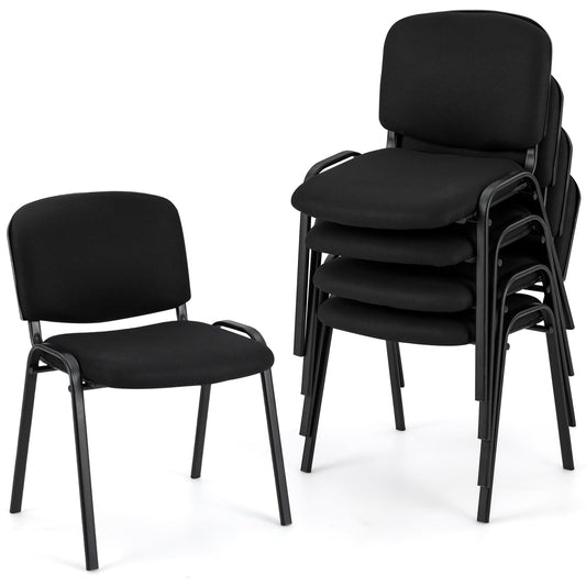 GIANTEX 5er-Set schwarzer stapelbarer Konferenzstühle mit gepolstertem Sitz, Rückenlehne und Armlehnen, ideal für Büros und Veranstaltungen, gestapelt in einem modernen Raum.