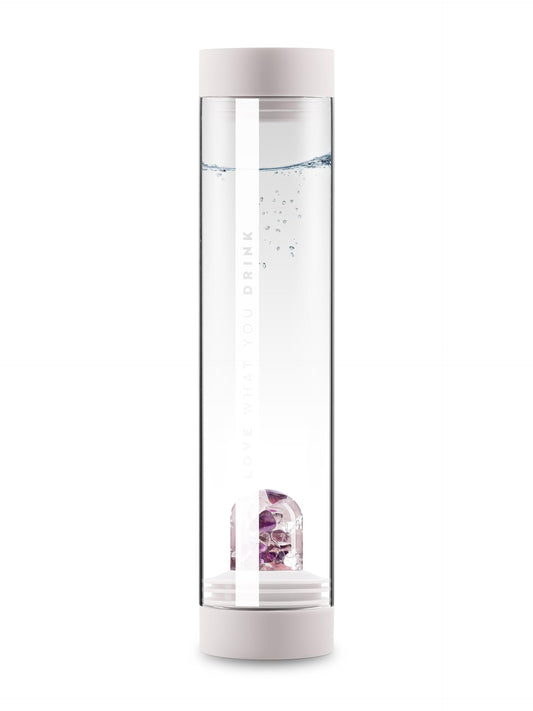 VitaJuwel Sana WELLNESS cloud white | Karaffe aus Glas mit Edelsteinen (Amethyst, Rosenquarz & Bergkristall) – beruhigend, ausgleichend, entspannend