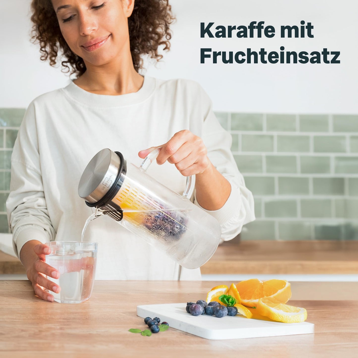 SILBERTHAL Glaskaraffe mit Frucheinsatz - 1 Liter Karaffe mit Deckel- Spülmaschinenfest & Hitzebeständig