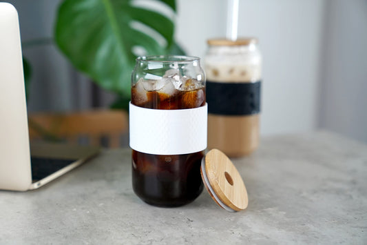 Bierdosenglas mit Deckel und Strohhalm, ANOTION Bambusabdeckung Glas Strohhalm, 590 ml wiederverwendbare Trinkgläser, Becher für Reisen Büro Zuhause Eistee Kaffee Margaritas Soft Drinks Saft Cocktail,