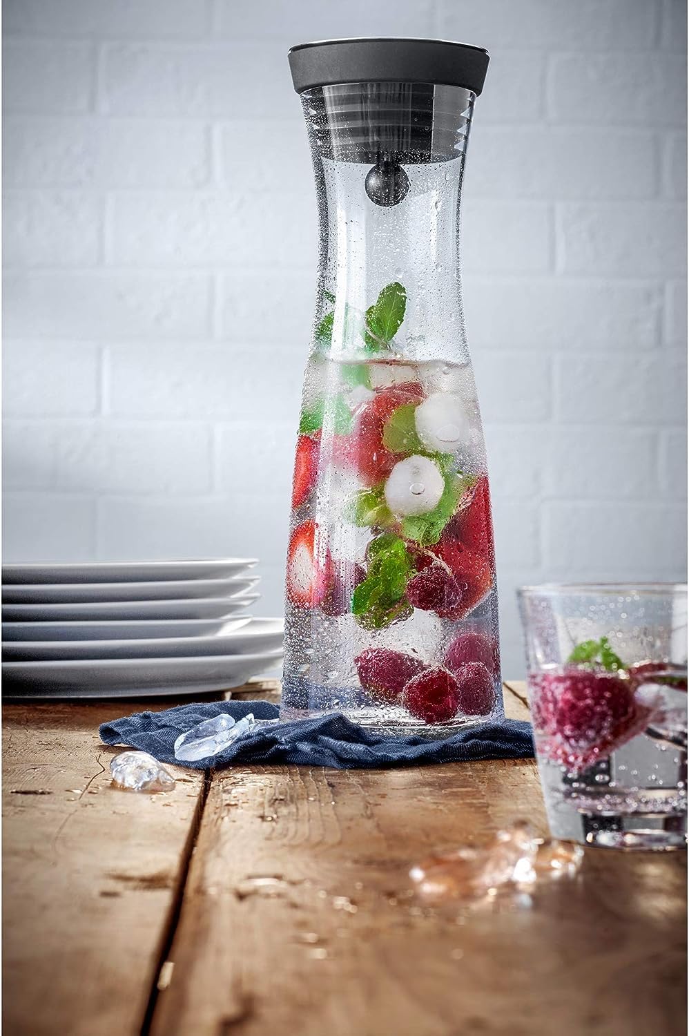 WMF Basic Wasserkaraffe aus Glas, 1 Liter, Glaskaraffe mit Deckel, Silikondeckel, CloseUp-Verschluss