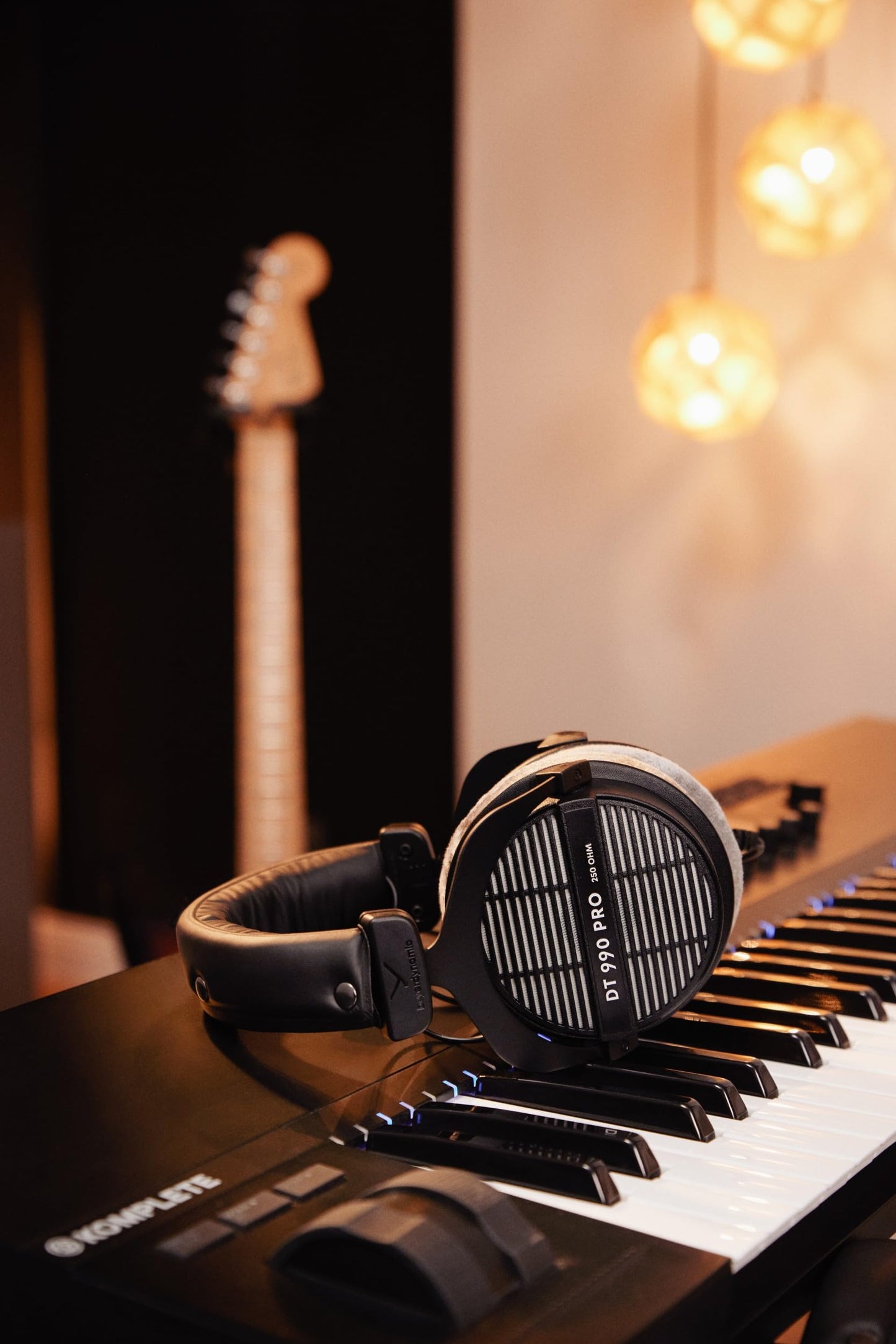 beyerdynamic DT 990 PRO einseitig kabelgebundener Over-Ear-Studiokopfhörer für Mixing, Mastering und Editing mit 250 Ohm. Made in Germany