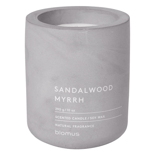 Blomus -FRAGA- Duftkerze L aus Sojawachs, Microchip, hochwertiger Raumduft, charakteristische Beton-Optik, Duft SANDALWOOD MYRRH, 55 h Brenndauer, rußarm (H / B / T: 11 x 9 x 9 cm, Micro Chip, 65657)