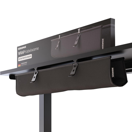 Schwarze DESKSPACE Kabelwanne Schreibtisch, 94 cm, mit beidseitig klappbarem Kabelkanal, montiert unter einem modernen Schreibtisch für organisiertes Kabelmanagement im Büro oder Homeoffice.
