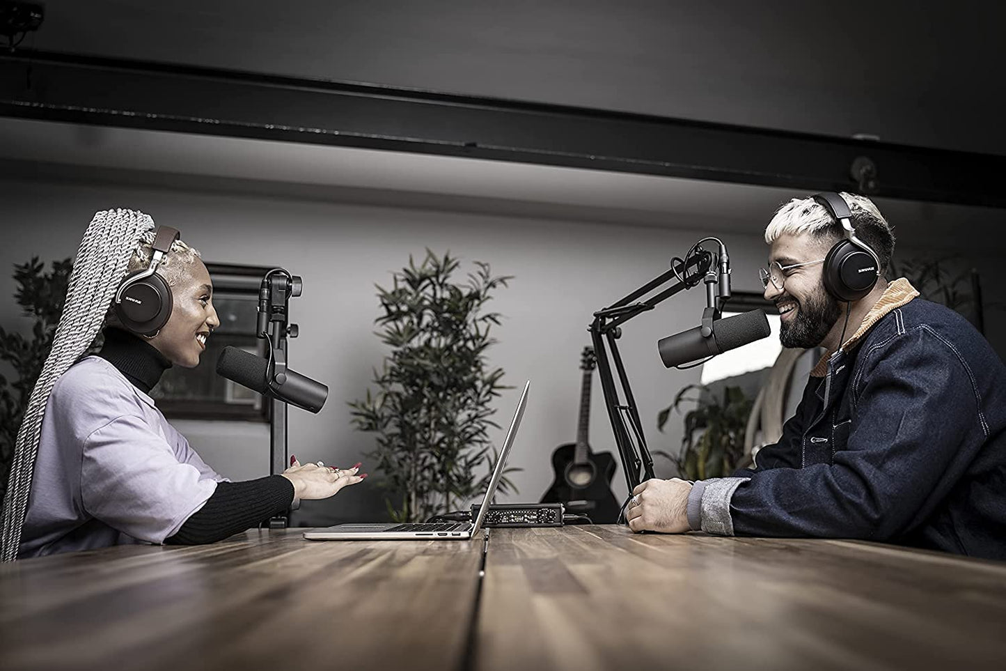 Shure SM7B Dynamisches Gesangsmikrofon für Rundfunk, Podcast und Aufnahmen, XLR-Studiomikrofon für Musik und Sprache, breiter Frequenzbereich, Warmer und weicher Klang - Schwarz