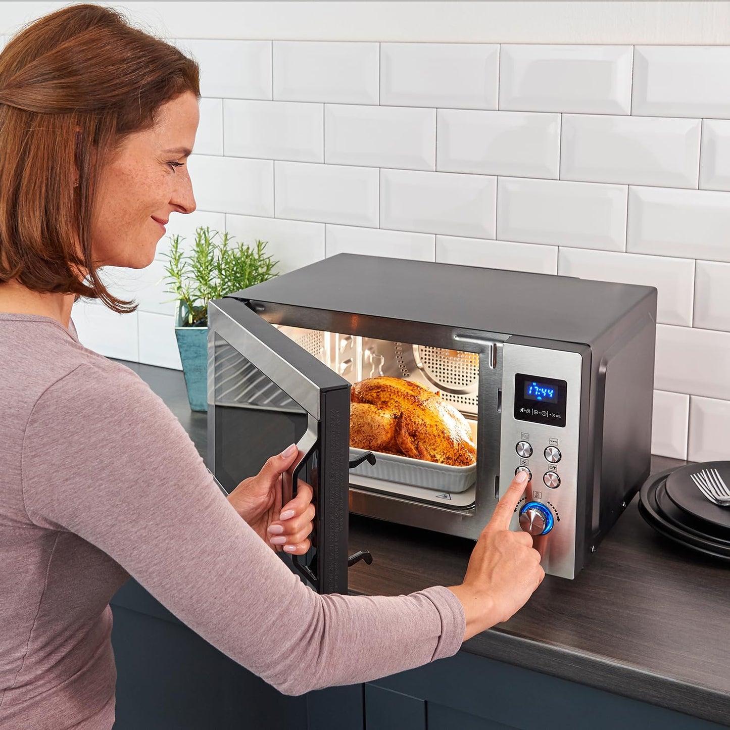 SEVERIN 3-in-1 Mikrowelle mit Grill und Ultra-Heißluftfunktion bis 230 C°, Grillen auf 2 Ebenen, flacher Glasboden statt Drehteller, XXL-Nutzfläche, leichte Reinigung, 25L, Edelstahl, MW 7777