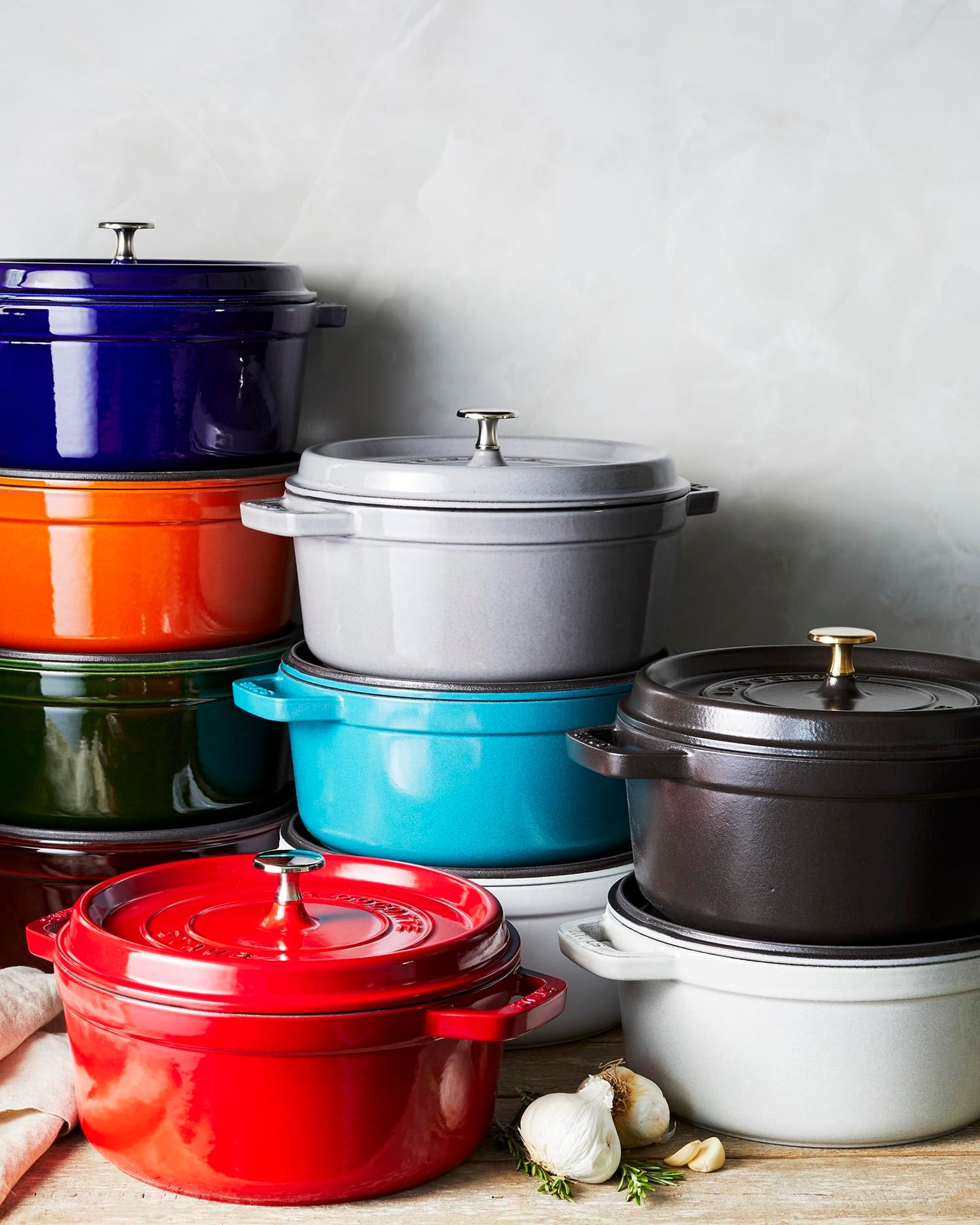 STAUB Gusseisen Bräter/Cocotte, Rund 24 cm, 3,7 L, Aromaregen Funktion für optimale Befeuchtung, Für alle Herdarten inkl. Induktion & Backofen, Kirschrot