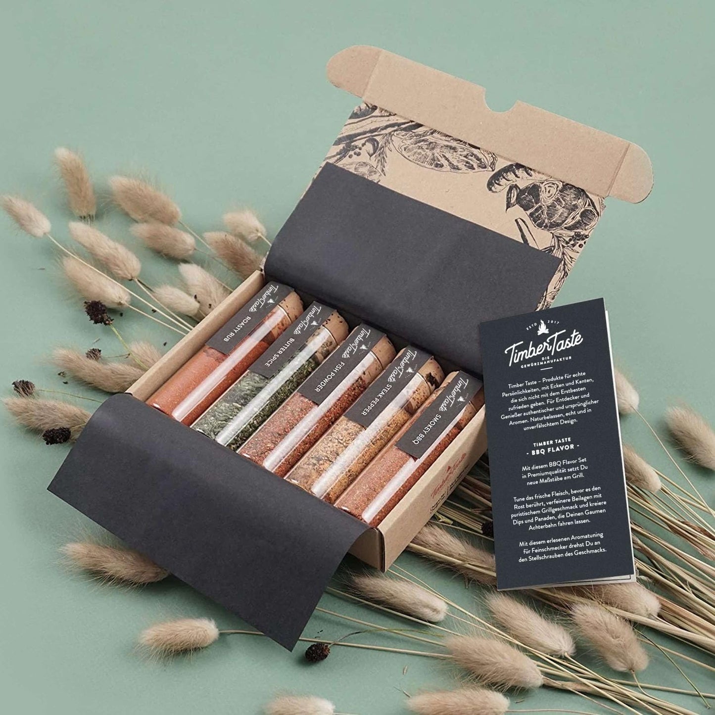 TIMBER TASTE® Grill Gewürze Geschenkset Männer | 5 erlesene BBQ Grillgewürze inkl. Rezepte | Grill Zubehör Ostern Geschenke für Männer | Gewürze Set Ostergeschenke für Erwachsene | Gewürzset