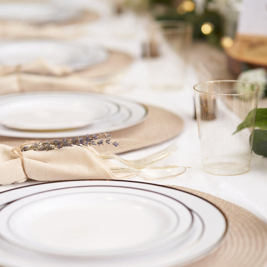 MATANA 150 Stück Mehrweg Partygeschirr Set in Weiß & Gold für 25 Gäste - 25 Plastikteller 25 Dessertteller 25 Löffel 25 Gabeln 25 Messer & 25 Partybecher - Hochzeiten, Geburtstage & Partys