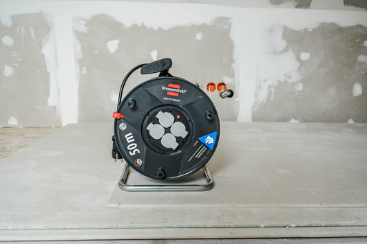 Brennenstuhl Garant V2 Kabeltrommel 50m Kabel (Made in Germany, 4 Schutzkontakt-Steckdosen, Überhitzungsschutz, Trommelkörper aus Spezialkunststoff)