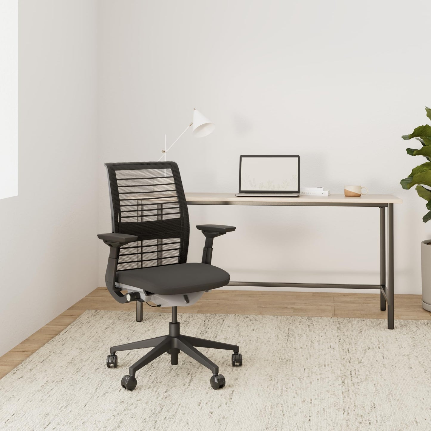 Steelcase Think Ergonomischer Bürostuhl mit LiveBack Lumbalstütze, 4D-Armlehnen, nachhaltigem Design Onyx