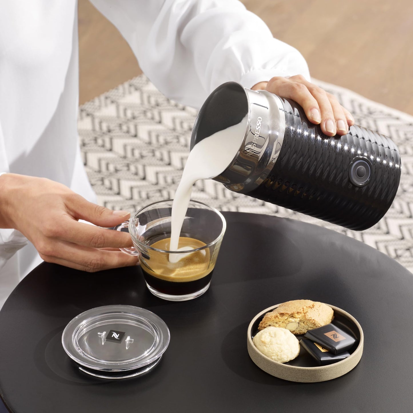 NESPRESSO Aeroccino3 Milchaufschäumer, Elektrischer Milchaufschäumer für 120 ml cremigen Milchschaum und 240 ml heiße Milch, Weiß