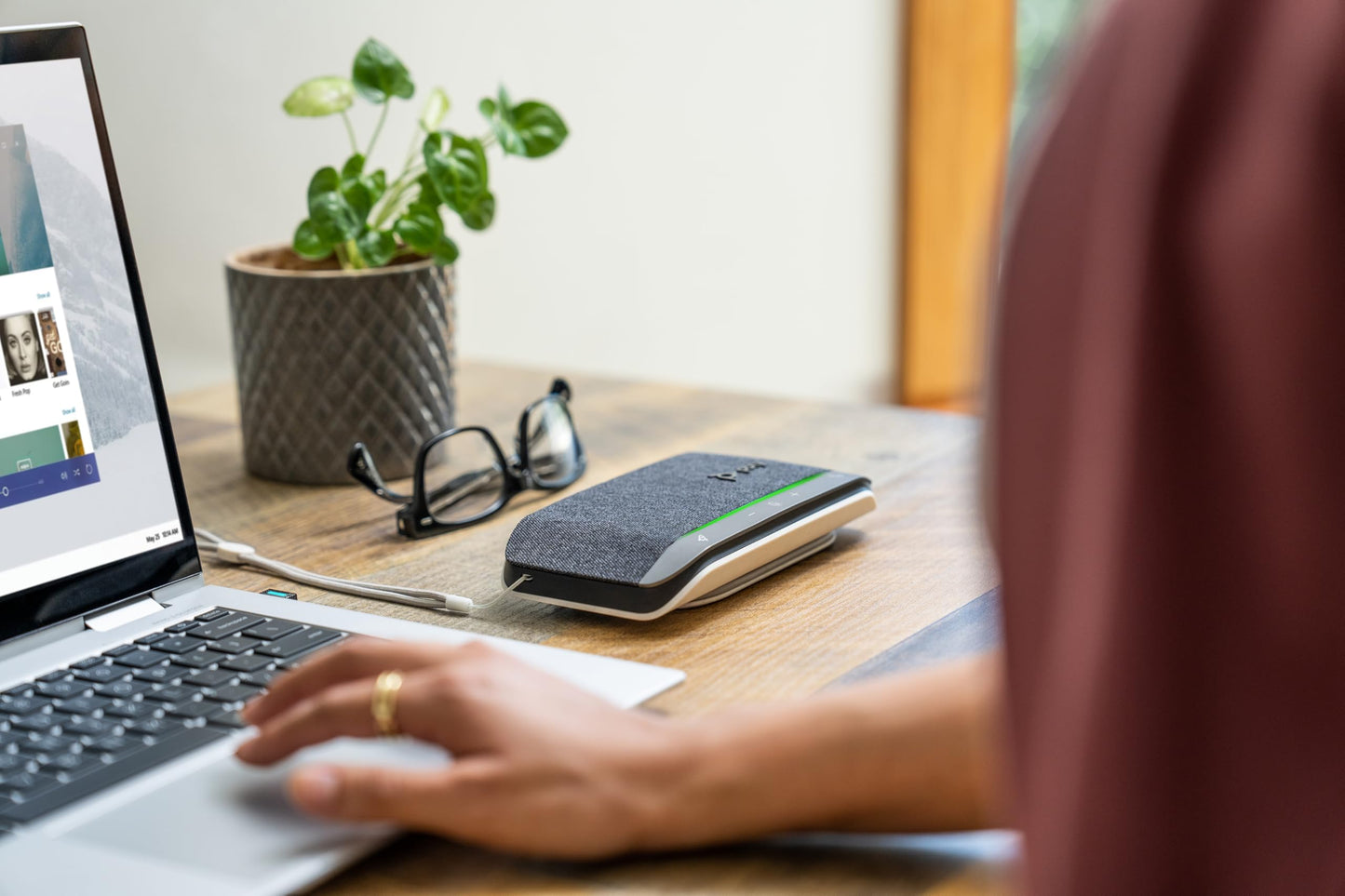 Poly Sync 20 Persönlicher, tragbarer Smart-Konferenzlautsprecher (Plantronics), USB-C, bis 20 Std Akkulaufzeit, Echo-/Rauschunterdrückung, Kompatibel: Teams (zertifiziert), Zoom, PC, Mobiltelefon