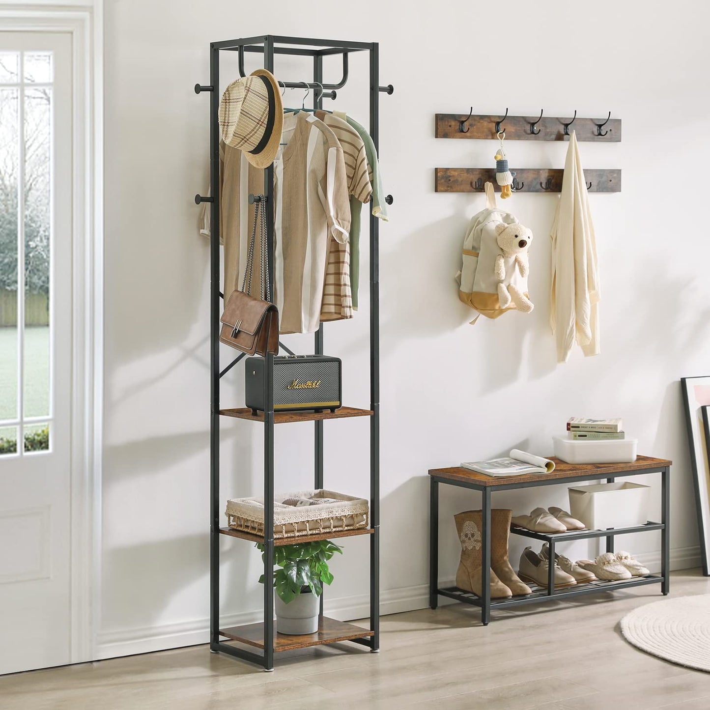 IBUYKE Garderobenständer, Kleiderständer mit 3 Ablagen und 8 Haken, Freistehende Garderobe, Industrie-Stil, für Schals, Taschen, Regenschirme und Boxen, Vintagebraun-schwarz TMJ088H