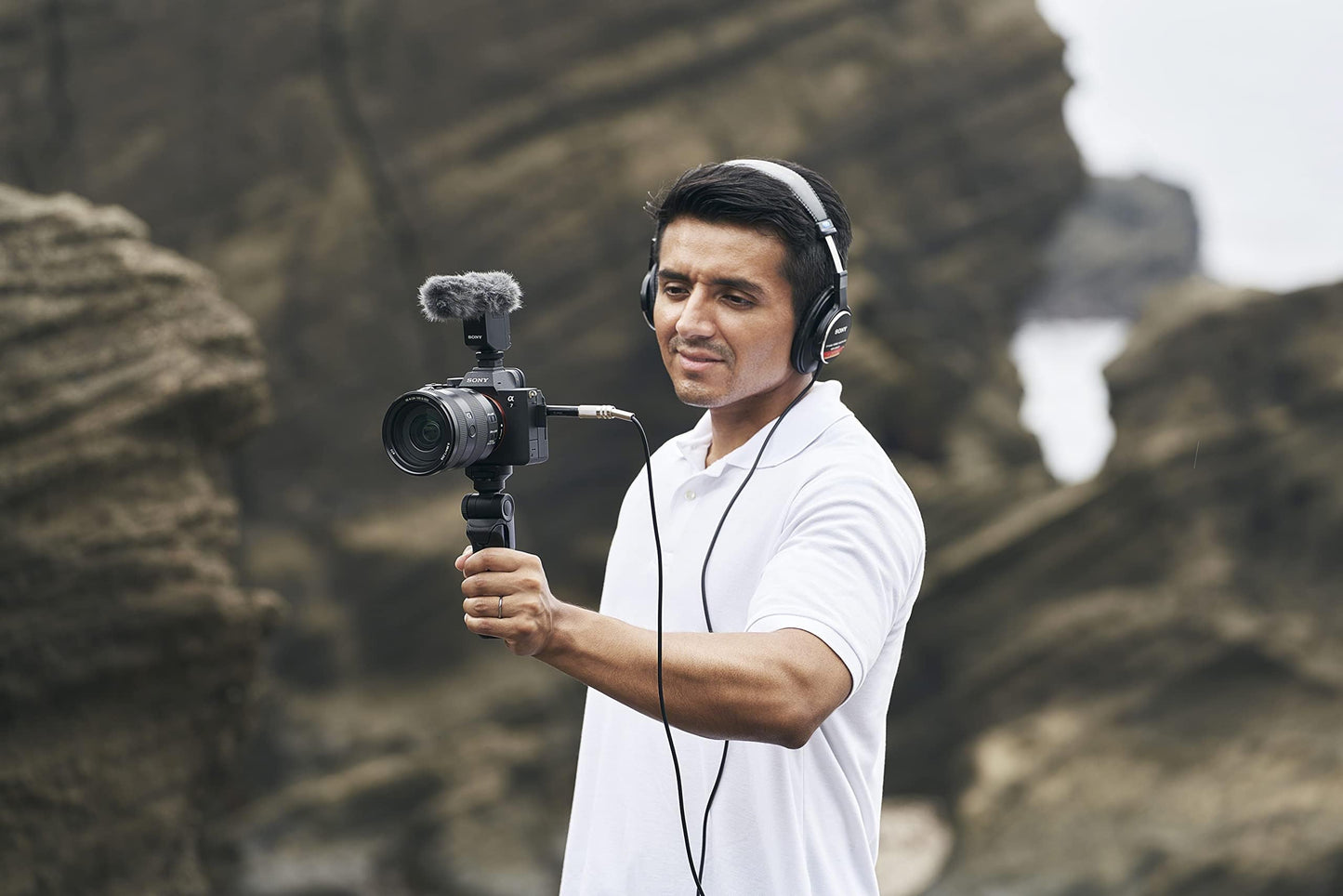 Sony Alpha 7 IV | Spiegellose Vollformatkamera für Experten (33 Megapixel, Echtzeitfokus, Burst mit 10 Bildern pro Sekunde, 4K 60p-Video, einstellbarer Voll-Touchscreen)