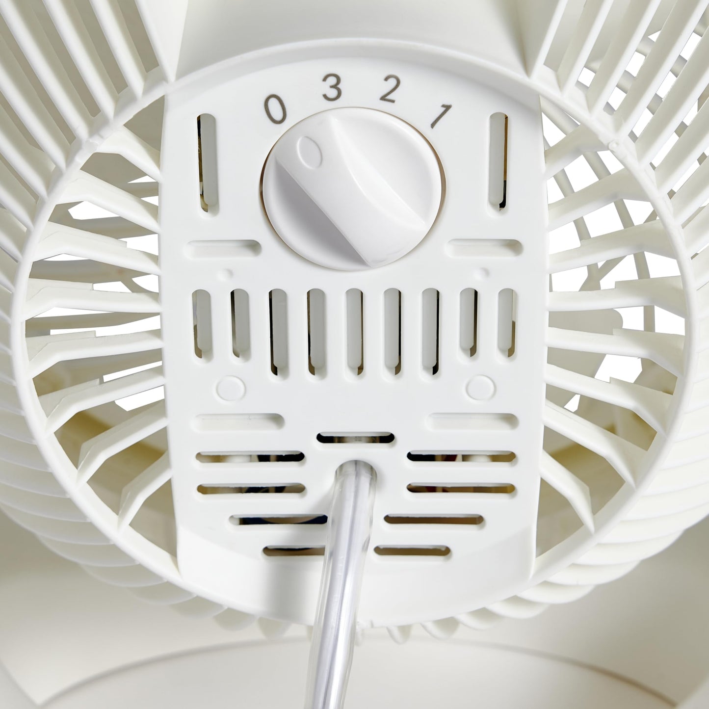 Amazon Basics Tisch-Ventilator tragbar, 18 cm, geräuscharme Kühlung, 3 Geschwindigkeiten, um 90° verstellbarer Winkel, Weiß, 15,49 x 27,3 x 27,69 cm