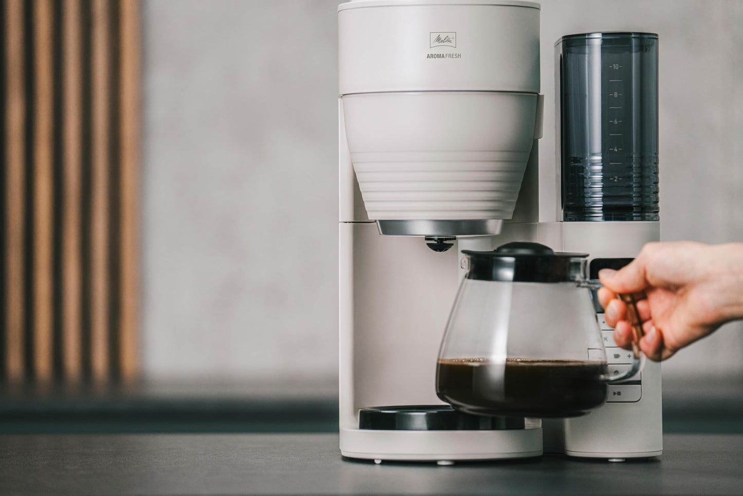 Melitta AromaFresh Pro X - Kaffeemaschine mit Mahlwerk, Filterkaffeemaschine mit Glaskanne und entnehmbarem Wassertank, für bis zu 10 Tassen Kaffee, warm-grey