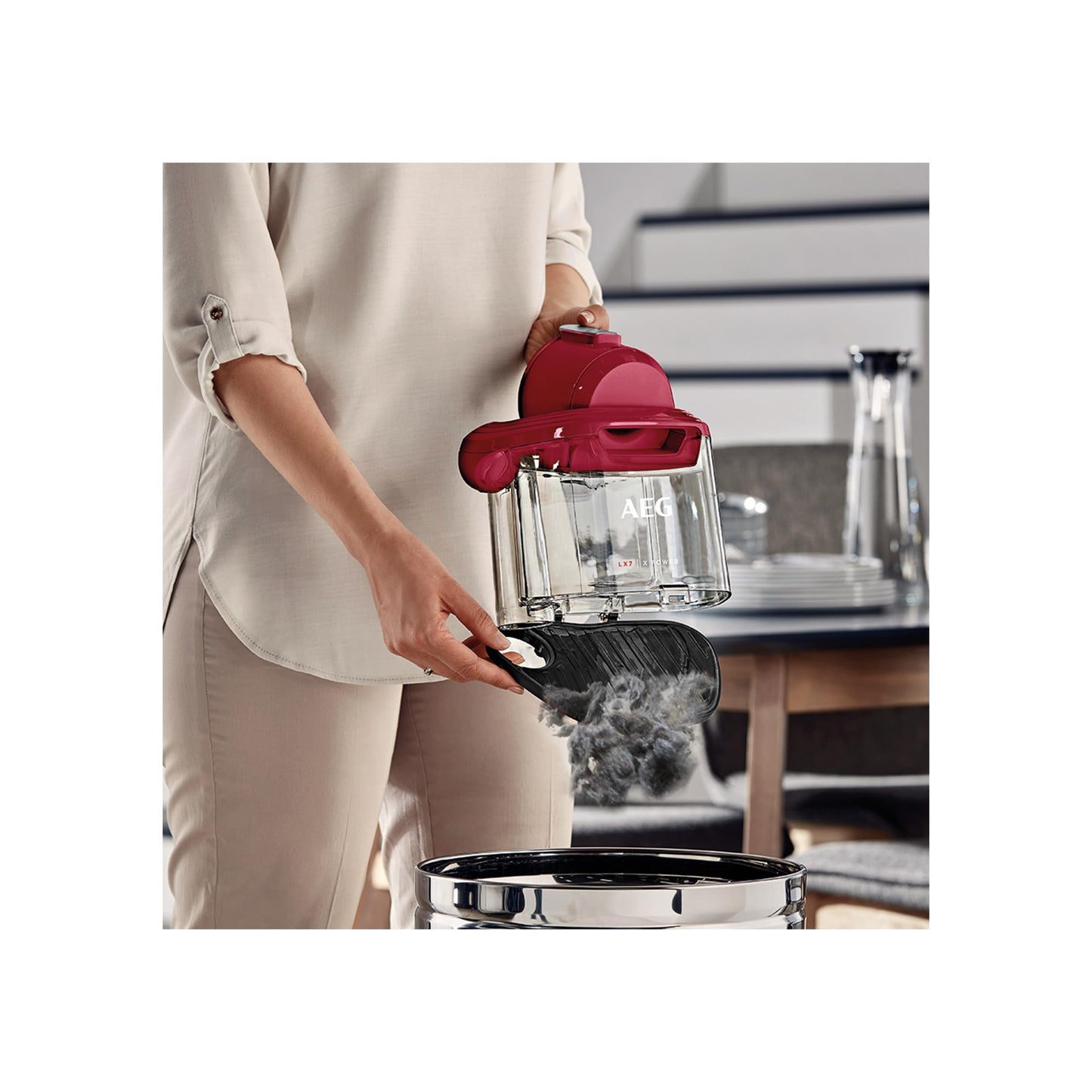 AEG LX7-2-CR-A Staubsauger beutellos / ideal für Haustierbesitzer / Zusatzdüsen + Spezialdüsen-Set für Tierhaare / 750 Watt / 9 m Aktionsradius / 1,4l Staubbehälter / waschbarer Hygiene Filter / rot