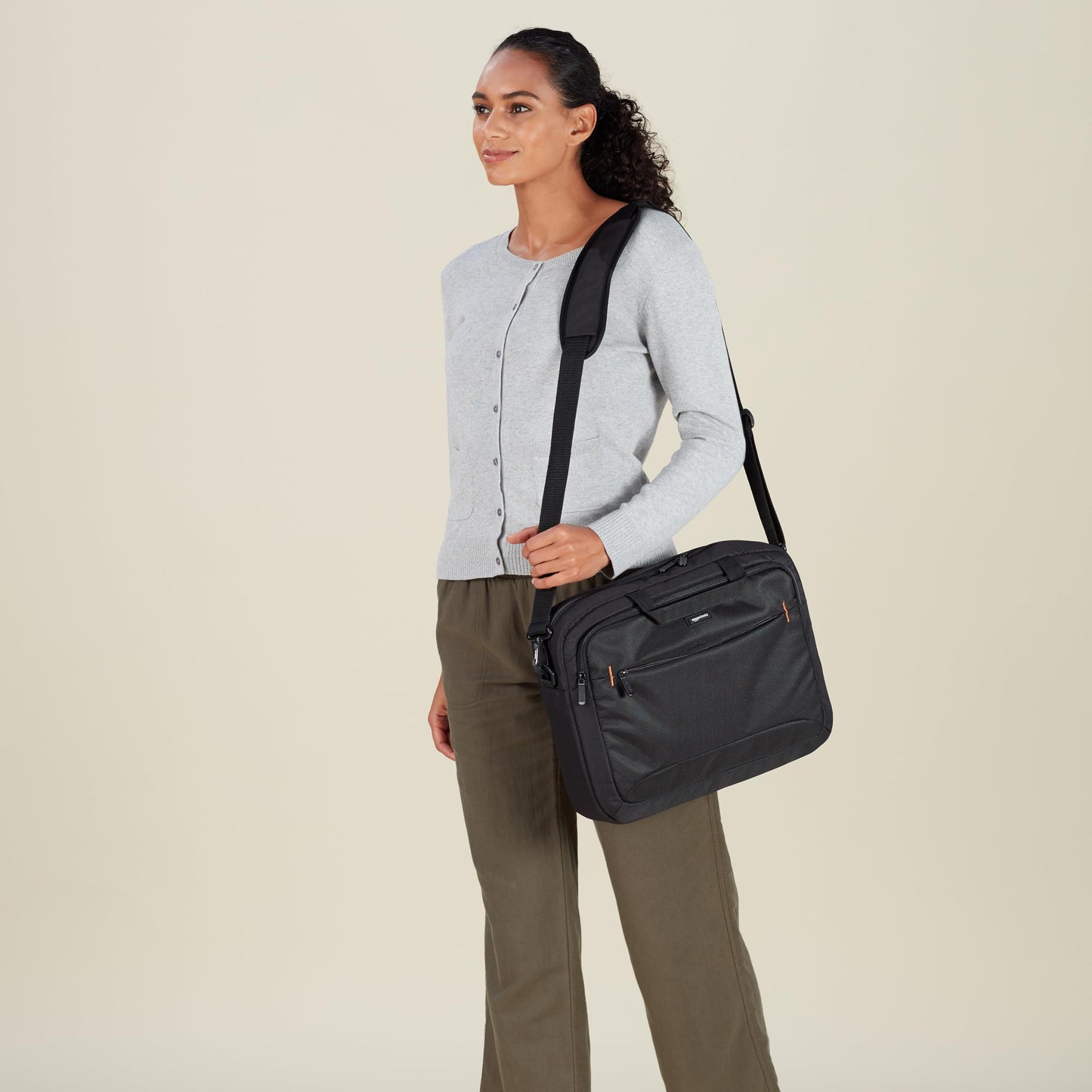 Amazon Basics- kompakte Laptoptasche, Umhängetasche/Tragetasche mit Taschen zur Aufbewahrung von Zubehör, für Laptops bis zu 15,6 Zoll (39,6 cm), Schwarz, 1 Stück
