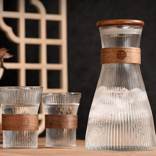 Basic Wasserkaraffe-Set,Karaffe aus Glas,Glaskrug Set,Wasserkaraffe 1,5 l mit 2 Gläsern 330 ml,Glaskaraffe mit Deckel,Silikondeckel, Wasserkaraffe im Modernen Streifendesign (Stil 1)