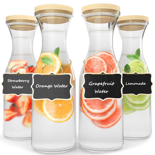 FINEW 4er Set Glaskaraffe 1 Liter, Wasserkaraffe mit Deckel, dickere und stärkere Wasserkrug Glas, Glaskrug für Getränke, Glasflasche, Weinkaraffe, Karaffe set inkl. 4 Tafeletiketten aus Holz
