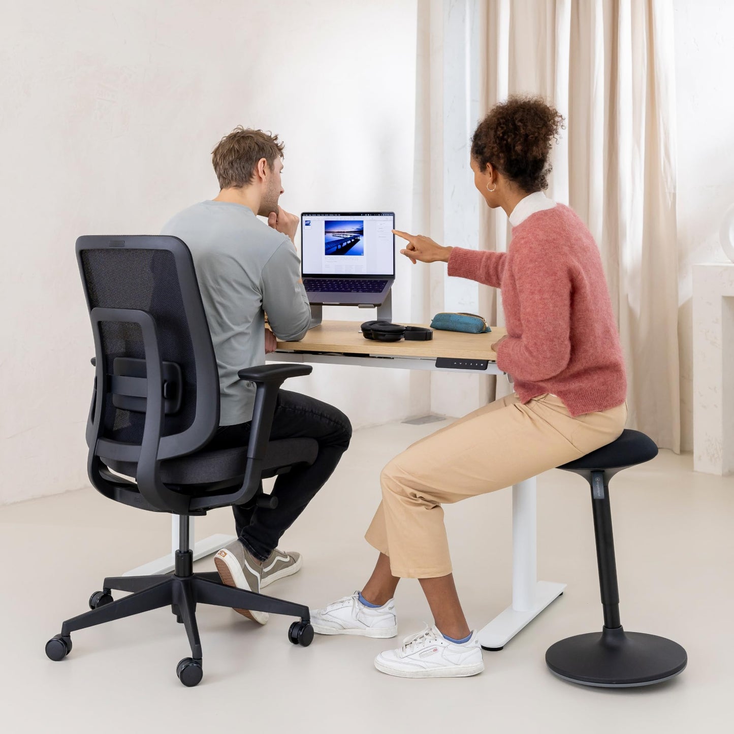 Ergotopia PureBack ergonomischer Bürostuhl – Schreibtischstuhl ergonomisch mit 4D-Armlehnen & Synchronmechanik – Für Home Office, Büro & Gaming – Bequemer Drehstuhl für gesundes Sitzen