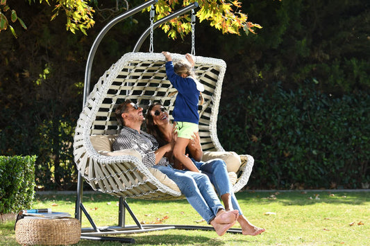 Alveon Hängesessel mit Gestell & Kissen Handgeflechtet Rattan Hängematte Hängekorb Luxus Balkonmöbel Hängeschaukel Cunda (Weiß), Einheitsgröße