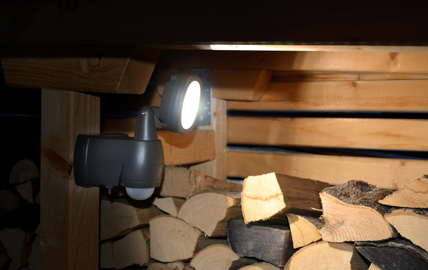 Brennenstuhl Batterie LED Strahler LUFOS/Kabelloser LED Außen-Strahler mit Batterie und Bewegungsmelder (Fluter batteriebetrieben mit 4 hochwertigen Marken LEDs, 210 Lumen, für außen IP44)