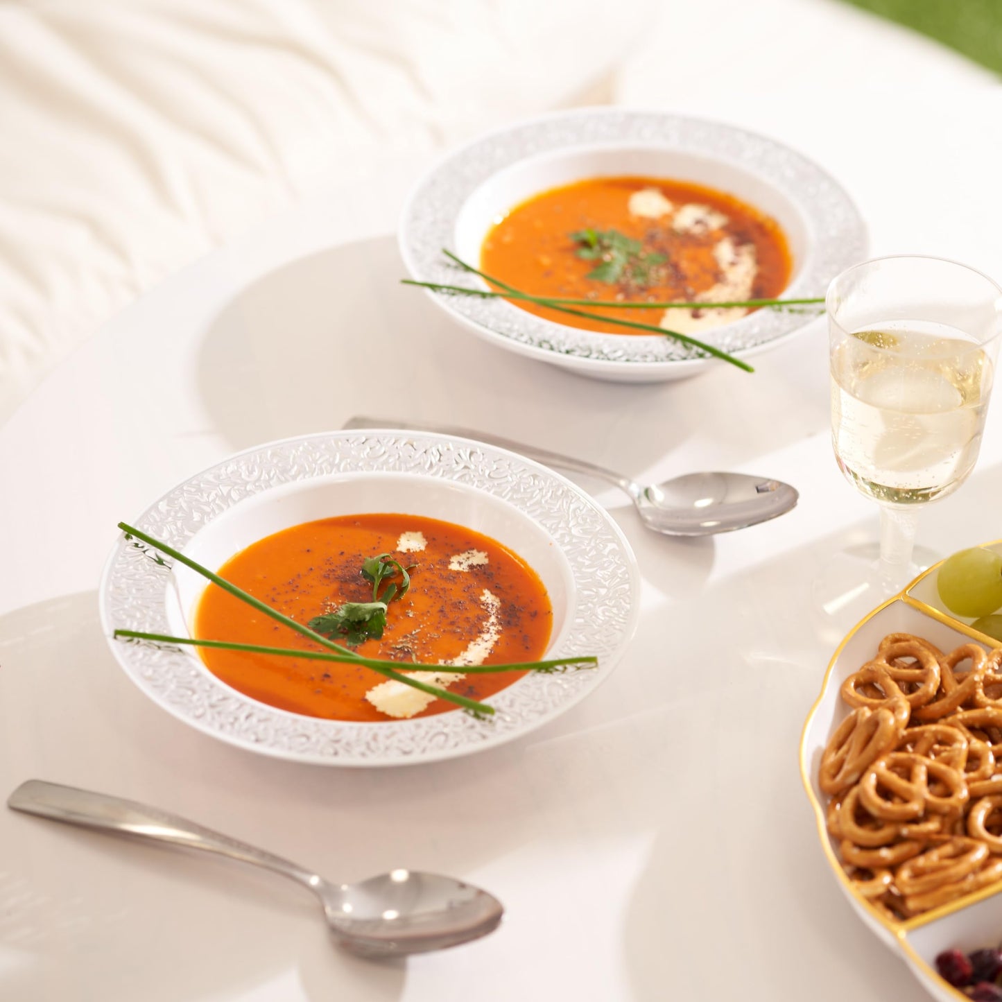 MATANA 20 Weiße Plastikschalen mit Silbernem Rand, 360ml - Dessertschalen, Suppenschalen, Suppenteller für Hochzeiten, Geburtstage, Taufen, Weihnachten & Partys - Mehrweg & Stabil