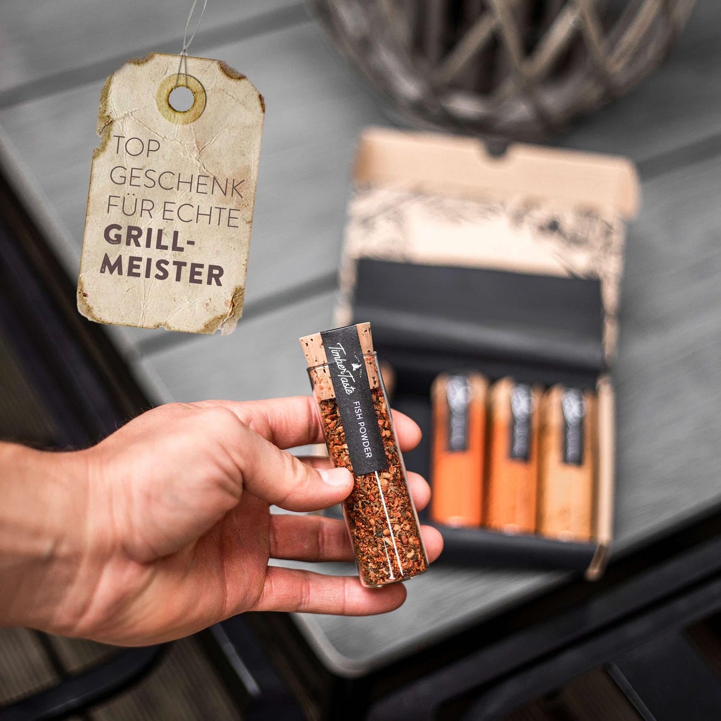 TIMBER TASTE® Grill Gewürze Geschenkset Männer | 5 erlesene BBQ Grillgewürze inkl. Rezepte | Grill Zubehör Ostern Geschenke für Männer | Gewürze Set Ostergeschenke für Erwachsene | Gewürzset