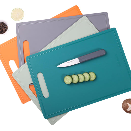 Linoroso Schneidebrett Kunststoff - BPA-frei Flexibles Frühstücksbrettchen Küchenbrett - Kratzfest, leicht und tragbar - 25x35 cm Obstbrett mit Saftschlitz Spülmaschinenfest - Orange