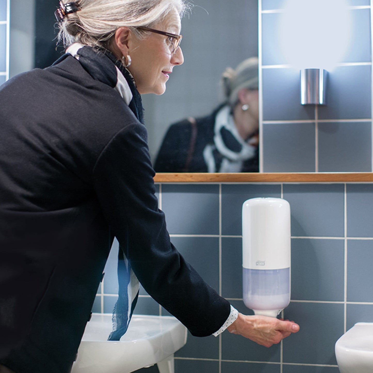 Tork Seifenspender Wandmontage für Flüssigseife, Sprayseife und Händedesinfektionsmittel Weiß S1/S11, wirtschaftlich, hygienisch, 560000